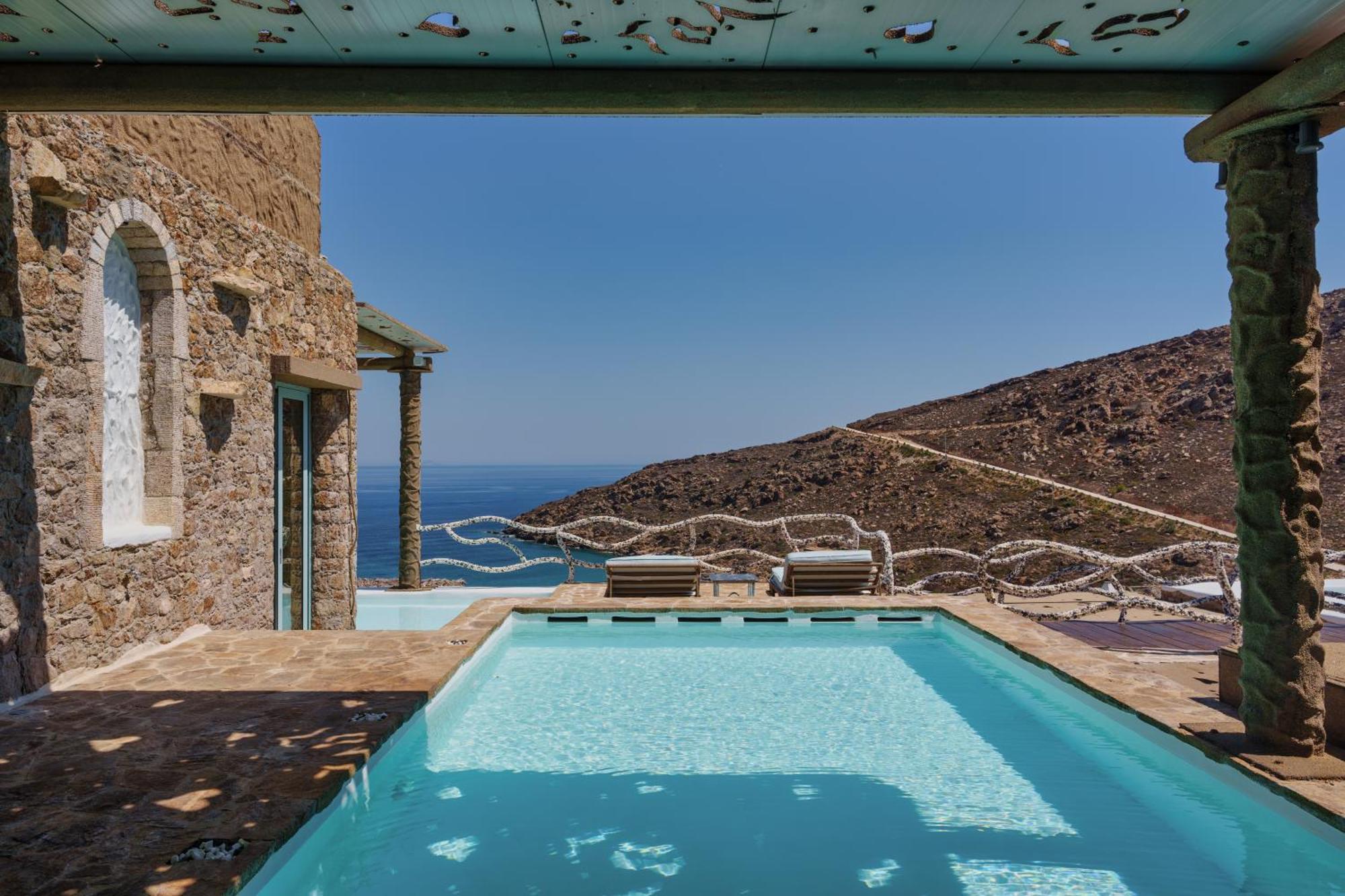 Suite Alpha Love Heart Pool